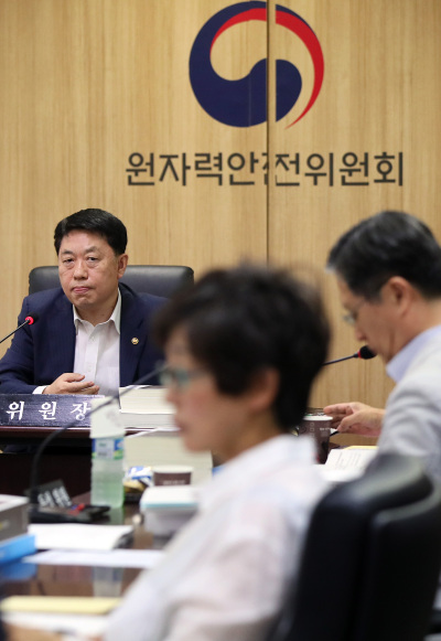 김용환 원자력안전위원회 위원장(왼쪽)이 9일 오전 서울 세종대로 원자력위원회 회의실에서 열린 제70회 전체회의를 주재하고 있다. ［사진제공=연합뉴스］