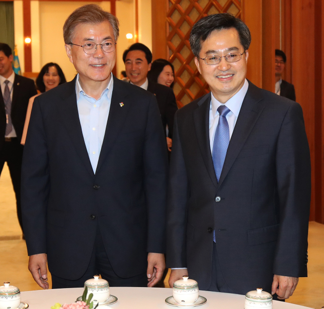 President Moon Jae-in (left) and deputy prime minister cum finance minister Kim Dong-yeon (right) (Yonhap)