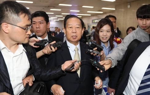 Toshihiro Nikai, secretary-general of the ruling Liberal Democratic Party, is surrounded by reporters at Gimpo Airport, outside Seoul, on June 10, 2017. (Yonhap)