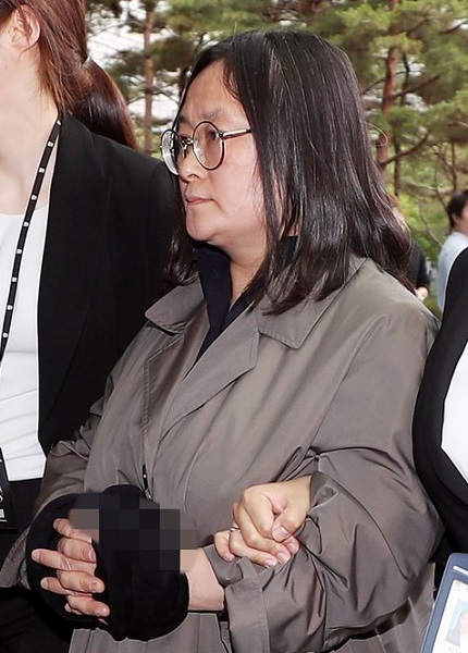 Yoo Sum-na, the daughter of the late Yoo Byung-eun, the de facto owner of the Sewol ferry, arrives at the Incheon District Prosecutors' Office on June 7, 2017. (Yonhap)