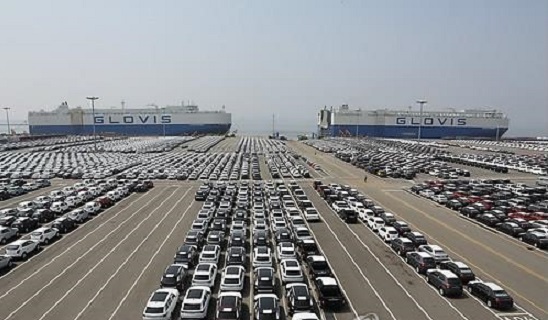 South Korean-made cars wait to be shipped abroad from the Pyeongtaek-Dangjin Port in this undated file photo. (Yonhap)