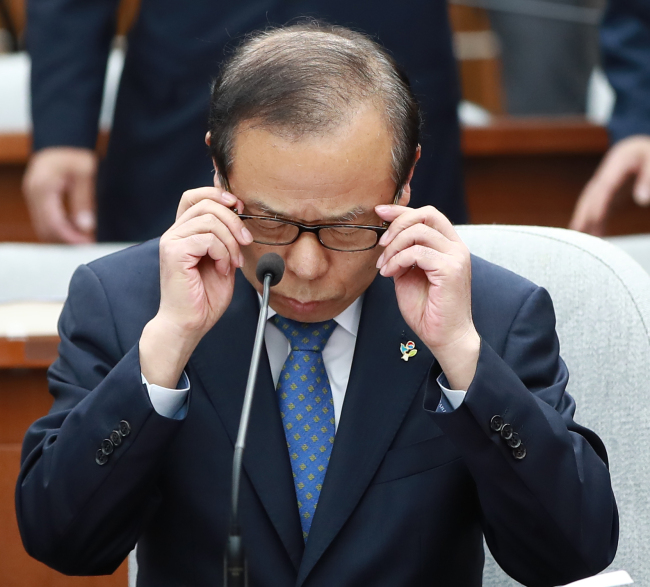 <YONHAP PHOTO-1440> 안경 고쳐 쓰는 김이수 헌재소장 후보자 (서울=연합뉴스) 홍해인 기자 = 김이수 헌법재판소장 후보자가 7일 오전 국회 법제사법위원회에서 열린 인사청문회에서 안경을 고쳐 쓰고 있다. 2017.6.7 hihong@yna.co.kr/2017-06-07 09:56:23/ <저작권자 ⓒ 1980-2017 ㈜연합뉴스. 무단 전재 재배포 금지.>
<YONHAP PHOTO-1440> 안경 고쳐 쓰는 김이수 헌재소장 후보자 (서울=연합뉴스) 홍해인 기자 = 김이수 헌법재판소장 후보자가 7일 오전 국회 법제사법위원회에서 열린 인사청문회에서 안경을 고쳐 쓰고 있다. 2017.6.7 hihong@yna.co.kr/2017-06-07 09:56:23/ <저작권자 ⓒ 1980-2017 ㈜연합뉴스. 무단 전재 재배포 금지.>