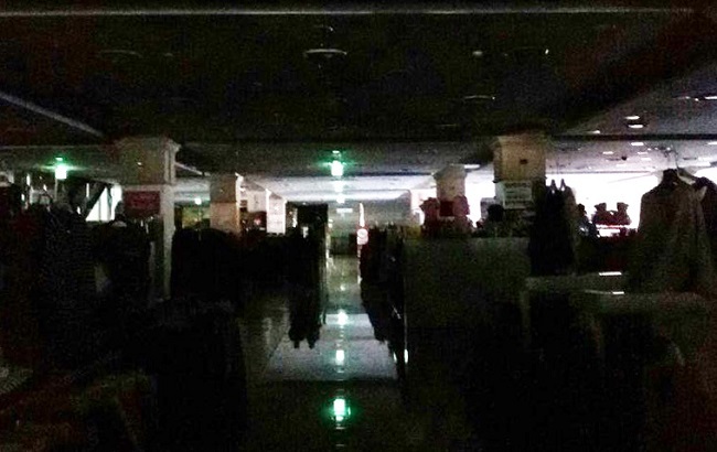 This provided photo on June 11, 2017, shows the dark interior at Techno Mart due to a massive blackout in Seoul's southwestern areas and some satellite cities. (Yonhap)