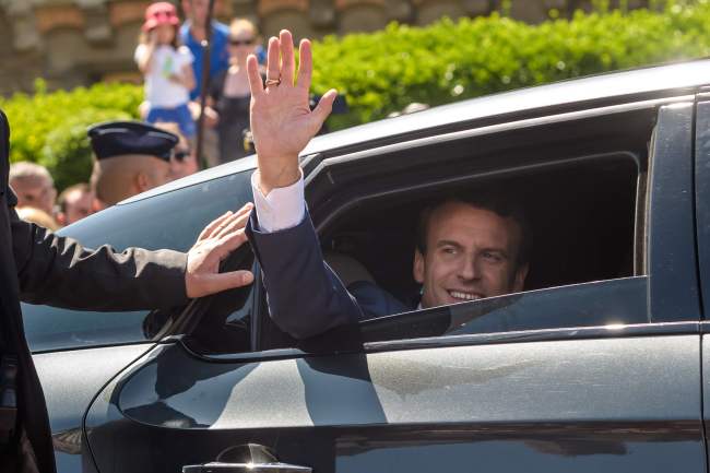 <YONHAP PHOTO-0669> French President Emmanuel Macron from a car after voting at a polling station during the first round of the French legislative election in Le Touquet, on June 11, 2017. French voters went back to the polls on June 11 for the first round of parliamentary elections that are predicted to give President Emmanuel Macron's centrist party a commanding majority. / AFP PHOTO / POOL / Christophe Petit Tesson/2017-06-12 03:47:06/ <저작권자 ⓒ 1980-2017 ㈜연합뉴스. 무단 전재 재배포 금지.>
<YONHAP PHOTO-0669> French President Emmanuel Macron from a car after voting at a polling station during the first round of the French legislative election in Le Touquet, on June 11, 2017. French voters went back to the polls on June 11 for the first round of parliamentary elections that are predicted to give President Emmanuel Macron's centrist party a commanding majority. / AFP PHOTO / POOL / Christophe Petit Tesson/2017-06-12 03:47:06/ <저작권자 ⓒ 1980-2017 ㈜연합뉴스. 무단 전재 재배포 금지.>