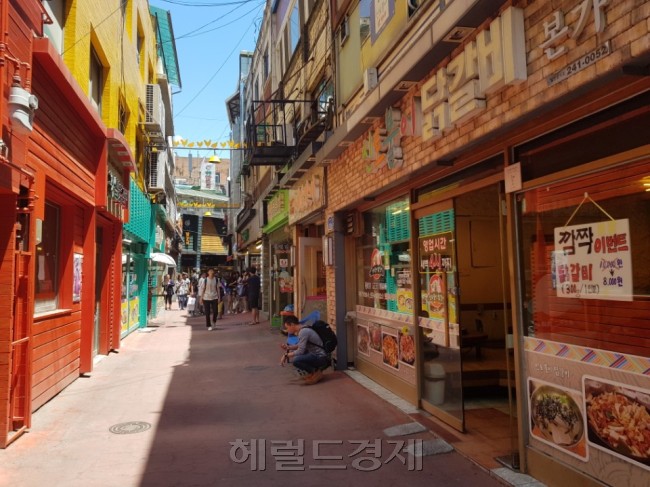 지난해 AI여파 이후 원자재가격 상승으로 골머리를 썩는 춘천 닭갈비 골목의 상인들은 다시금 AI여파로 닭고기 가격이 인상되지 않을까 우려했다. 한적한 닭갈비골목 초입의 모습. [사진=김성우 기자/zzz@heraldcorp.com]