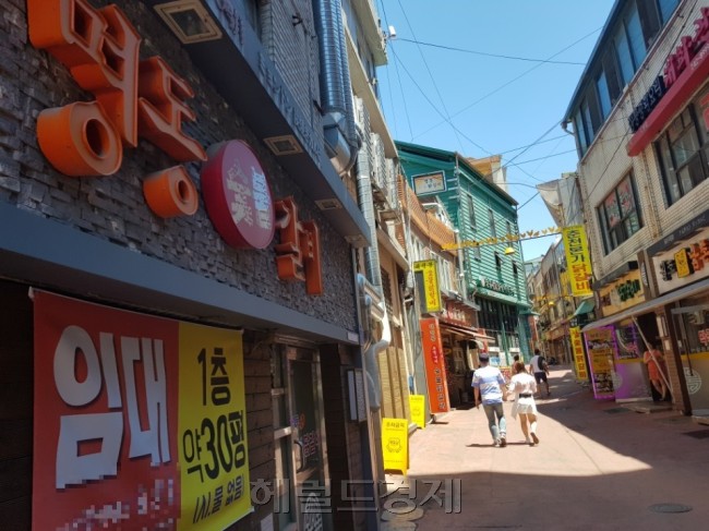 임대로 나온 한 닭갈비 가게. [사진=김성우 기자/zzz@heraldcorp.com]