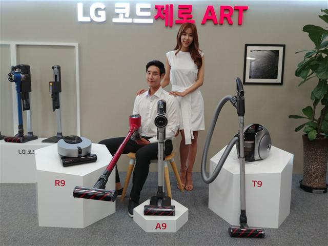 2일 LG트윈타워에서 열린 ‘코드제로 ART 시리즈’ 신제품 발표회에서 LG전자 모델들이 포즈를 취하고 있다.  [사진제공=LG전자]