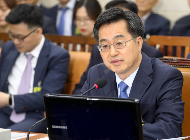 <YONHAP PHOTO-1546> 답변하는 김동연 경제부총리 후보자 (서울=연합뉴스) 안정원 기자 = 김동연 경제부총리 겸 기획재정부 장관 후보자가 7일 오전 국회에서 열린 인사청문회에서 답변하고 있다. 2017.6.7 jeong@yna.co.kr/2017-06-07 10:17:11/ <저작권자 ⓒ 1980-2017 ㈜연합뉴스. 무단 전재 재배포 금지.>
<YONHAP PHOTO-1546> 답변하는 김동연 경제부총리 후보자 (서울=연합뉴스) 안정원 기자 = 김동연 경제부총리 겸 기획재정부 장관 후보자가 7일 오전 국회에서 열린 인사청문회에서 답변하고 있다. 2017.6.7 jeong@yna.co.kr/2017-06-07 10:17:11/ <저작권자 ⓒ 1980-2017 ㈜연합뉴스. 무단 전재 재배포 금지.>
