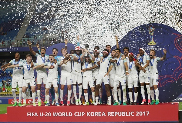 England's under-20 national football team players celebrate after beating Venezuela 1-0 in the FIFA U-20 World Cup final at Suwon World Cup Stadium in Suwon, some 45 kilometers south of Seoul, on June 11, 2017. (Yonhap)