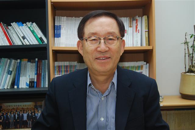 참여정부 시절 초대 건설교통부 장관을 역임한 최종찬 국가경영전략연구원장은 8일 본지와의 인터뷰를 통해 부동산 시장의 안정을 위해 투기 심리를 잡아야 한다고 주문하면서도, 시장이 깜짝 놀랄만한 충격 요법은 바람직하지 않다고 조언했다.