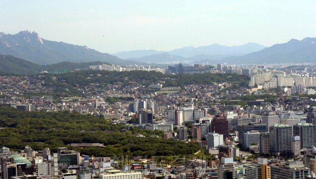미세먼지가 사라졌다. 12일 서울과 수도권은 청명한 날씨로 바깥활동 하기좋은 날씨가 계속되고 있다. 그러나 전국적인 가뭄으로 작황이 부진한 가운데 비를 기대하는 구름은 보이지 않고 있다.     <br />정희조 기자/checho@heraldcorp.com 170612