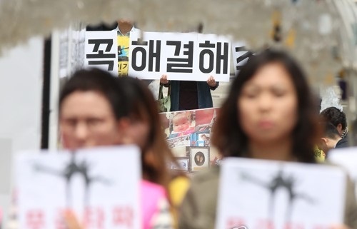Temporary workers stage a rally at the Gwanghwamun Plaza in downtown Seoul on May 11, 2017, to demand job security and a pay raise. (Yonhap)