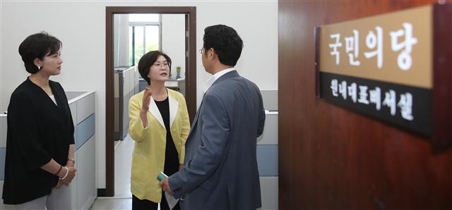 <YONHAP PHOTO-1653> 무산된 국민의당 원내대표와의 면담 (서울=연합뉴스) 김도훈 기자 = 더불어민주당 유은혜(왼쪽)·김상희 의원이 12일 오전 국회 국민의당 원내대표실에서 김동철 원내대표 보좌관과 면담관련 대화를 하고 있다. 이날 민주당 김상희·남인순·유은혜 의원 등은 강경화 외교부 장관 후보자의 인사청문보고서 채택 호소를 위해 김 원내대표를 찾았다. 하지만 김동철 원내대표 측 보좌관은 김 원내대표가 "김상희 의원과 개인적인 일로 오전 약속이 정해져 있는 것으로 알았지 강경화 후보와 관련된 일인이지는 몰랐다"고 말했다며 면담이 곤란하다는 의사를 전했다. 2017.6.12 superdoo82@yna.co.kr/2017-06-12 09:46:51/ <저작권자 ⓒ 1980-2017 ㈜연합뉴스. 무단 전재 재배포 금지.>