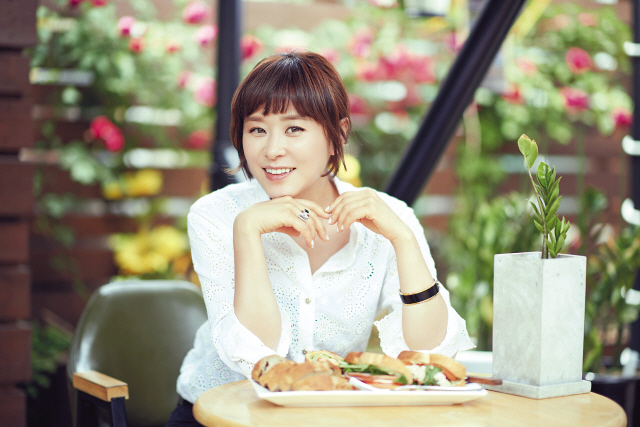 최근 종영한 KBS 수목극 ‘추리의 여왕’에서 생활밀착형 추리퀸 유설옥 역을 열연한 최강희는 “이 드라마는 내 연기 인생에 큰 의미를 갖는다. 앞으로 어떤 역을 맡아도 자신이 생긴다”고 밝혔다.