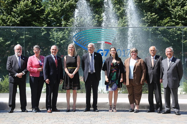 Ministers and European Union representatives pose for a family photo at the opening of a two-day G7 summit on the environment, in Bologna, Italy, Sunday, June 11, 2017. (AP-Yonhap)