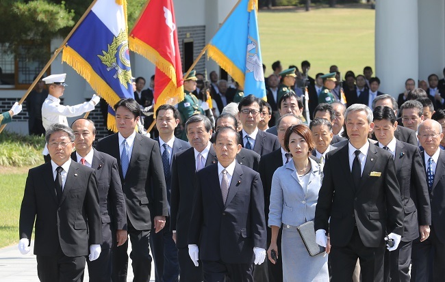 Toshihiro Nikai (center), special envoy for Japanese Prime Minister Shinzo Abe, and other Japanese officials visit the Seoul National Cemetery on June 12, 2017. (Yonhap)