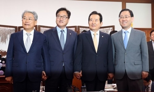 National Assembly Speaker Chung Sye-kyun (2nd from R) and the floor leaders of the ruling Democratic Party, and the minor opposition People's Party and Bareun Party pose for a photo before their talks at the parliament in Seoul on June 12, 2017. (Yonhap)