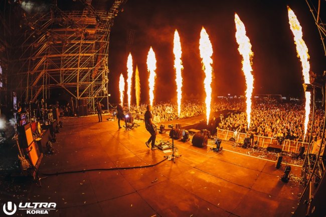 The crowd reacts during Ultra Korea 2017, held at Jamsil Olympic Main Stadium in Seoul on Saturday. (Ultra Korea 2017)