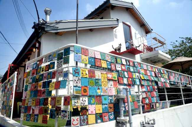 A view of Ihwa Mural Village, which is located on the slopes of Naksan, an about 10-minute walk from Daehangno near Hyehwa Station. (Park Hyun-koo / Korea Herald)
　
