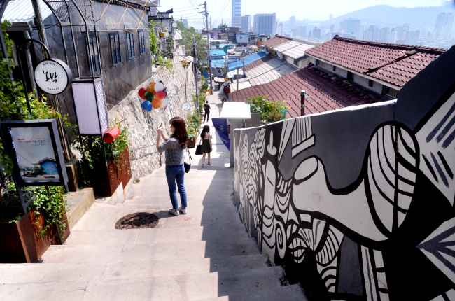 A view of Ihwa Mural Village, which is located on the slopes of Naksan, an about 10-minute walk from Daehangno near Hyehwa Station. (Park Hyun-koo / Korea Herald)
　
