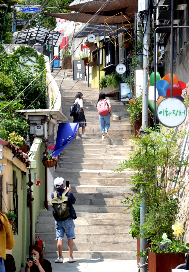 A view of Ihwa Mural Village, which is located on the slopes of Naksan, an about 10-minute walk from Daehangno near Hyehwa Station. (Park Hyun-koo / Korea Herald)
　