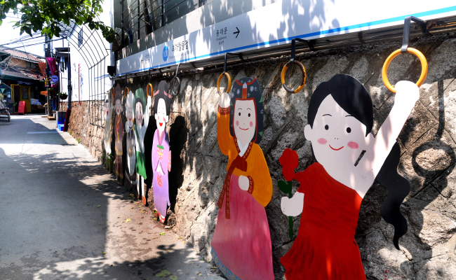 A view of Ihwa Mural Village, which is located on the slopes of Naksan, an about 10-minute walk from Daehangno near Hyehwa Station. (Park Hyun-koo / Korea Herald)
　