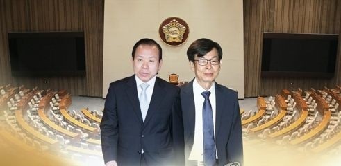 This image shows Constitutional Court chief nominee Kim Yi-su (left) and Fair Trade Commission chief nominee Kim Sang-jo. (Yonhap)