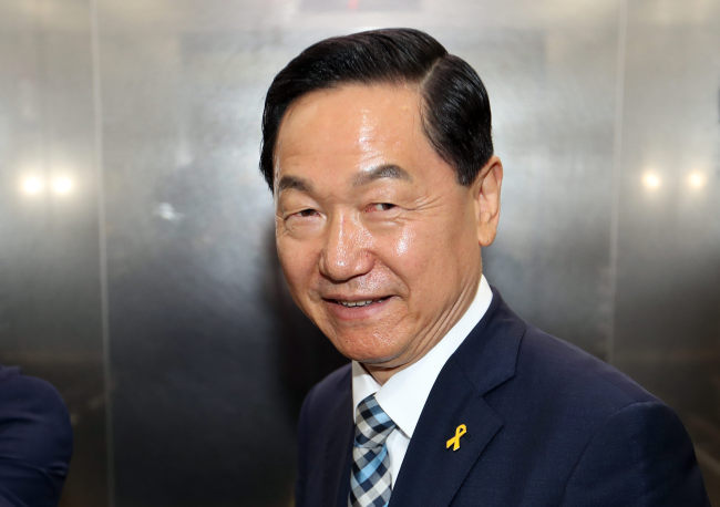 문재인 정부의 첫 교육부장관 겸 사회부총리로 지명된 김상곤(68) 후보자가 12일 서울 여의도에 마련된 사무실로 출근하고 있다. [출처=연합뉴스]
문재인 정부의 첫 교육부장관 겸 사회부총리로 지명된 김상곤(68) 후보자가 12일 서울 여의도에 마련된 사무실로 출근하고 있다. [출처=연합뉴스]