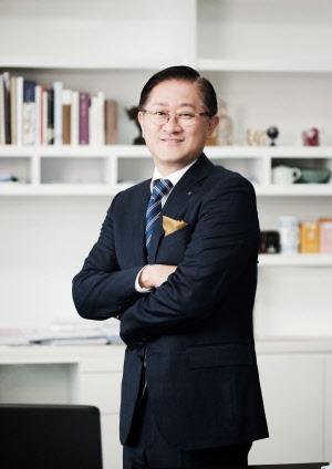 서경배 아모레퍼시픽그룹 회장(왼쪽)과 이니스프리 공병공간 내부 모습.