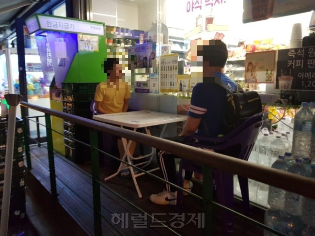 불황이 장기화되고 여기에 맞춘 가성비 높은 음식들이 편의점에 출시되고 있다. 이에 편의점 앞 노상 술문화도 활성화돼 가는 추세다. 편의점 앞 간이테이블에 올려진 술과 안주들.(왼쪽 사진) 서울시내 한 편의점 앞에 앉은 남성들이 대화를 나누고 있다  [사진제공=인스타그램 갈무리, 김성우 기자/zzz@heraldcorp.com]