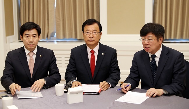 Reps. Lee Yong-ho, Lee Hyun-jae and Lee Jong-koo (from left), the policy chiefs of the People's Party, Liberty Korea Party and Bareun Party, respectively, hold talks at the National Assembly on June 13, 2017. (Yonhap)