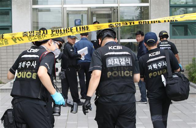 서울 신촌의 연세대 1공학관 건축학과 교수 연구실에서 13일 오전 폭발사고가 발생해 김모 교수가 부상을 입었다. 경찰 관계자들이 폭발사고가 일어난 건물 내부로 들어서고 있다.  [연합뉴스]