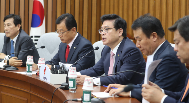자유한국당 정우택 당대표 권한대행 겸 원내대표가 13일 오전 국회에서 열린 원내대책회의에서 발언하고 있다.[사진=연합뉴스]
자유한국당 정우택 당대표 권한대행 겸 원내대표가 13일 오전 국회에서 열린 원내대책회의에서 발언하고 있다.[사진=연합뉴스]