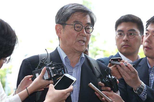 <YONHAP PHOTO-2255> 기자들의 질문에 답하는 안경환 법무부 장관 후보자 (서울=연합뉴스) 정하종 기자 = 안경환 법무부 장관 후보자가 13일 오전 서울 종로구 적선동 청문회 준비사무실로 출근하며 기자들의 질문에 답하고 있다. 2017.6.13 chc@yna.co.kr/2017-06-13 09:46:36/ <저작권자 ⓒ 1980-2017 ㈜연합뉴스. 무단 전재 재배포 금지.>