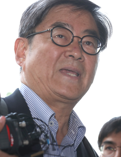 [안경환 법무부 장관 후보자가 13일 오전 서울 종로구 적선동 청문회 준비사무실로 출근하며 기자들의 질문을 받고 있다. 사진제공=연합뉴스]