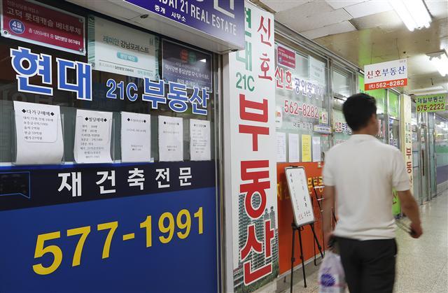 정부의 부동산 투기 합동 단속을 하루 앞둔 지난 12일 오후 서울 강남구 개포동 상가 내 부동산들이 일제히 문을 닫고 있다.  [연합뉴스]