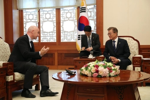 South Korean President Moon Jae-in (right) meets with the visiting head of FIFA, Gianni Infantino, at the presidential office Cheong Wa Dae in Seoul on June 12, 2017. (Photo courtesy of Cheong Wa Dae)