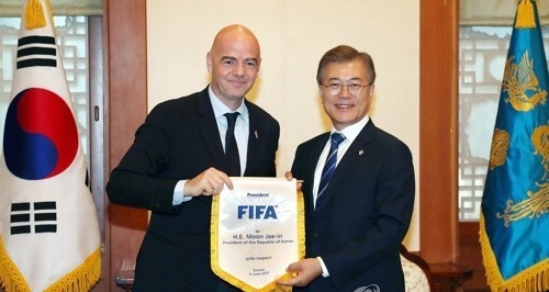 South Korean President Moon Jae-in (right) poses with FIFA President Gianni Infantino after their meeting on June 12, 2017. (Photo courtesy of Cheong Wa Dae)