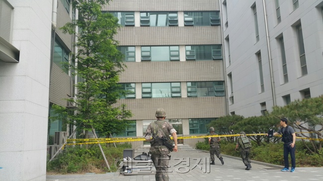 테러로 의심되는 폭발 사고가 발생한 연세대 제1공학관의 모습. 현재 경찰은 70여명의 인력과 탐지견 등을 투입해 자세한 사고 경위 및 폭발물 재질, 구조 등을 파악 중이다. [사진=신동윤 기자/realbighead@heraldcorp.com]