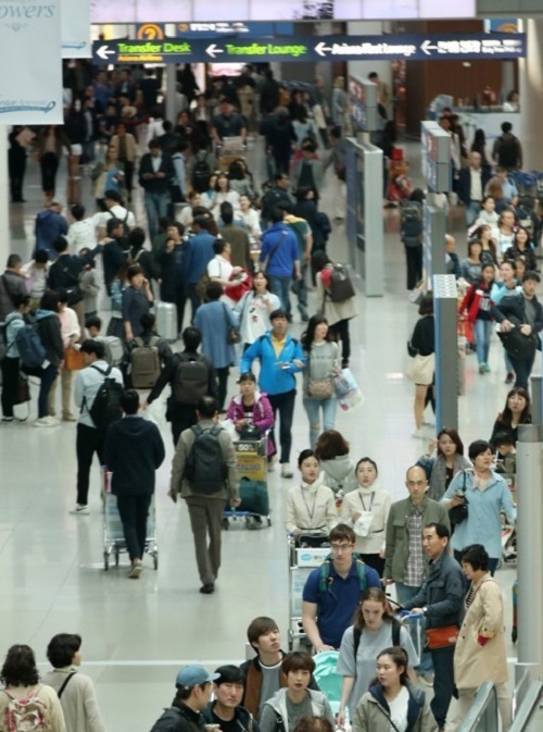 In this file photo taken on April 30, 2017, the departure lobby is crowded with outbound travelers at Incheon airport, west of Seoul, as many people take advantage of extended holidays from late April to early May to visit popular tourist destinations at home and abroad. (Yonhap)