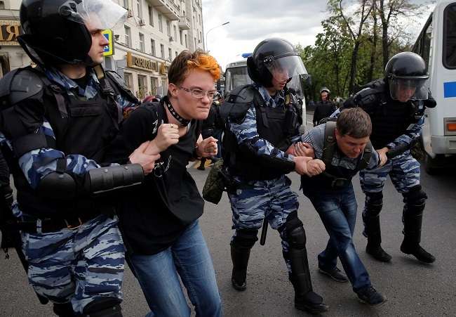 Riot police detain demonstrators during an anti-corruption protest organised by opposition leader Alexei Navalny, on Tverskaya Street in central Moscow, Russia June 12, 2017. (Reuters)
