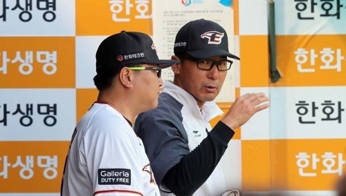 Lee Sang-kun (right), interim manager of the Hanwha Eagles, speaks with a coach during a Korea Baseball Organization regular season game against the Kia Tigers at Hanwha Life Eagles Park in Daejeon on May 24, 2017. (Yonhap)