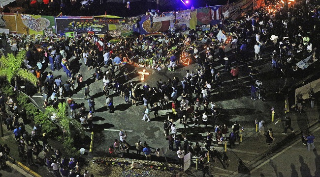 People gather for a public gathering for moments of hope and healing at the Pulse nightclub in Orlando, Fla., Monday, June 12, 2017. (AP-Yonhap)