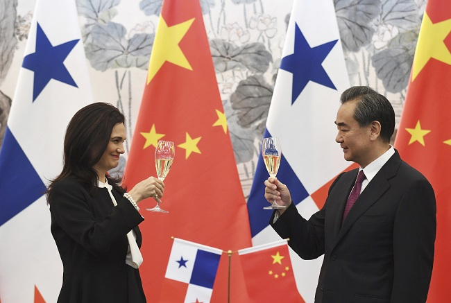 Panama's Foreign Minister Isabel de Saint Malo, left, and her Chinese counterpart Wang Yi raise glasses for a toast after signing a joint communique on establishing diplomatic relations, in Beijing Tuesday, June 13, 2017. (AP-Yonhap)