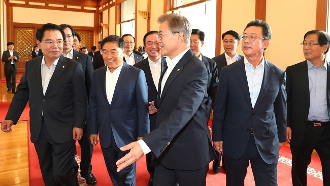 President Moon Jae-in (center) ushers ruling and opposition party lawmakers, who are heads of parliamentary committees, into a conference room at the presidential office Cheong Wa Dae where he held a special meeting with the lawmakers over lunch on June 13, 2017. (Yonhap)