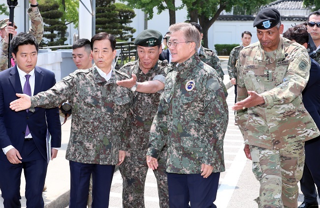 President Moon Jae-in is escorted by Gen. Vincent K. Brooks, commander of Combined Forces Command (right), and CFC deputy commander Gen. Lim Ho-young (second to left) during his visit to the CFC on Tuesday. (Yonhap)