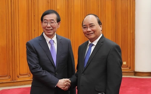 South Korean President Moon Jae-in's special envoy, Seoul Mayor Park Won-soon (left), meets with Vietnamese Prime Minister Nguyen Xuan Phuc in Hanoi on May 25, 2017. (Yonhap)