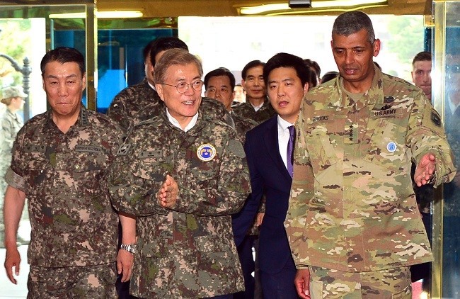South Korean President Moon Jae-in enters the headquarters of the South Korea-US Combined Forces Command in Seoul on June 13, 2017, flanked by CFC commander Gen. Vincent K. Brooks (right) and its deputy commander Gen. Leem Ho-yong. (Yonhap)