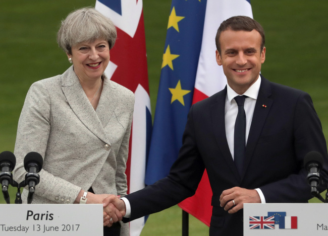 <YONHAP PHOTO-1201> French President Emmanuel Macron (R) and British Prime Minister Theresa May shake hands at the end of a joint press conference in the gardens of the Elysee Palace in Paris on June 13, 2017. The two said they will launch a joint campaign to tackle online radicalization. Photo by Maya Vidon-White/UPI/2017-06-14 05:58:13/ <저작권자 ⓒ 1980-2017 ㈜연합뉴스. 무단 전재 재배포 금지.>
<YONHAP PHOTO-1201> French President Emmanuel Macron (R) and British Prime Minister Theresa May shake hands at the end of a joint press conference in the gardens of the Elysee Palace in Paris on June 13, 2017. The two said they will launch a joint campaign to tackle online radicalization. Photo by Maya Vidon-White/UPI/2017-06-14 05:58:13/ <저작권자 ⓒ 1980-2017 ㈜연합뉴스. 무단 전재 재배포 금지.>