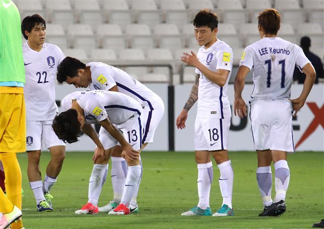 <YONHAP PHOTO-1303> 한국 축구 도하 참사 (도하=연합뉴스) 황광모 기자 = 13일 오후(현지시간) 카타르 도하 자심 빈 하마드 경기장에서 열린 2018 러시아월드컵 최종예선 A조 한국과 카타르의 경기에서 2-3으로 패한 선수들이 경기를 마친 뒤 고개를 숙이고 있다. 2017. 6.14 hkmpooh@yna.co.kr/2017-06-14 06:37:15/ <저작권자 ⓒ 1980-2017 ㈜연합뉴스. 무단 전재 재배포 금지.>